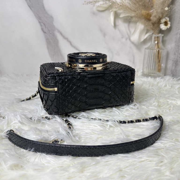 CHANE1  24s Crowd of camera bags AS4817 details are done very delicately The metal lens cap can be opened The overall look will be more advanced Exquisite small body of the bag how to look so good ah ~ the shape of the s