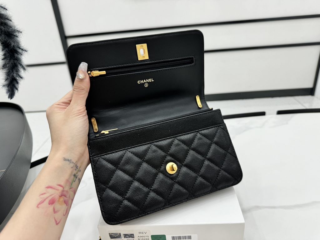 A96073 Chanel 24s woc bow lychee leather, the top is all good! Little beauty or buy 24swoc bow lychee leather!  The chain length is just right, and then the leather is particularly wearable, and the physical object is al