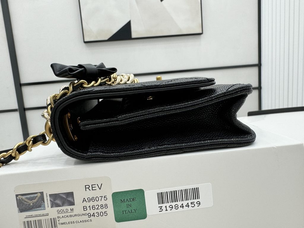 A96073 Chanel 24s woc bow lychee leather, the top is all good! Little beauty or buy 24swoc bow lychee leather!  The chain length is just right, and then the leather is particularly wearable, and the physical object is al