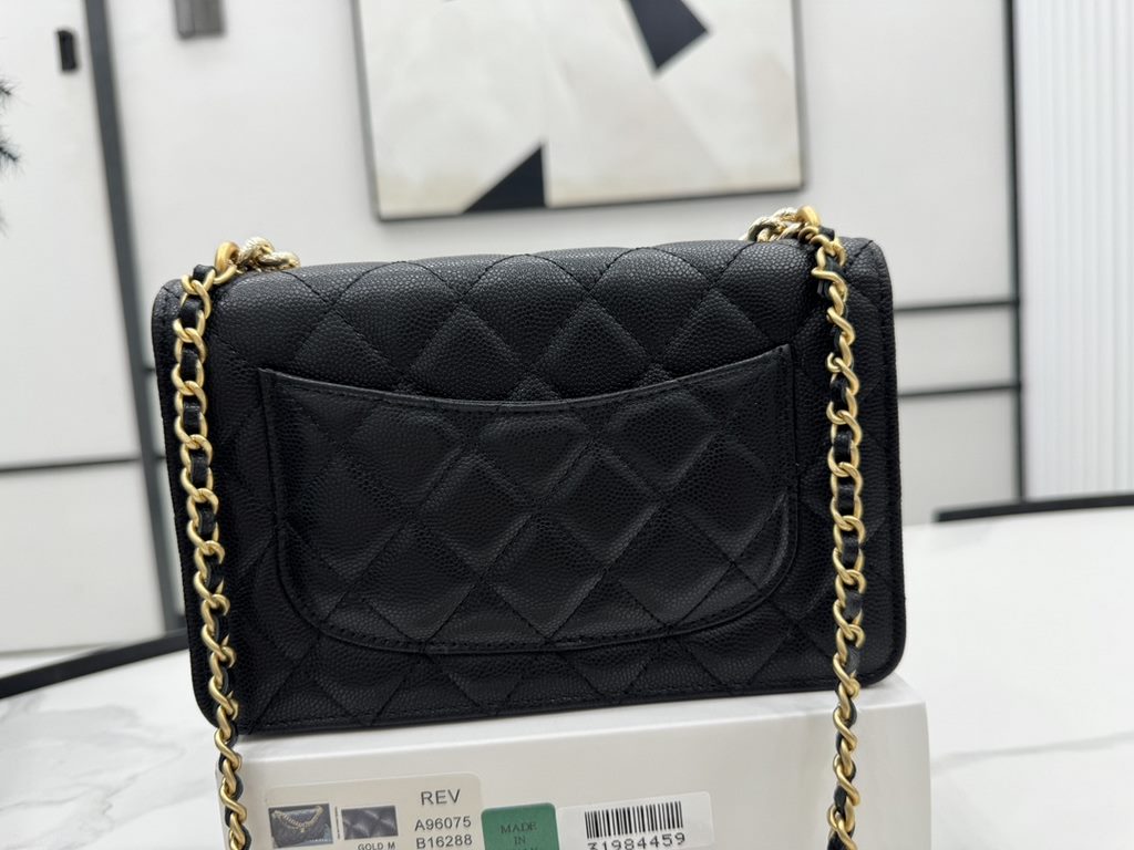 A96073 Chanel 24s woc bow lychee leather, the top is all good! Little beauty or buy 24swoc bow lychee leather!  The chain length is just right, and then the leather is particularly wearable, and the physical object is al