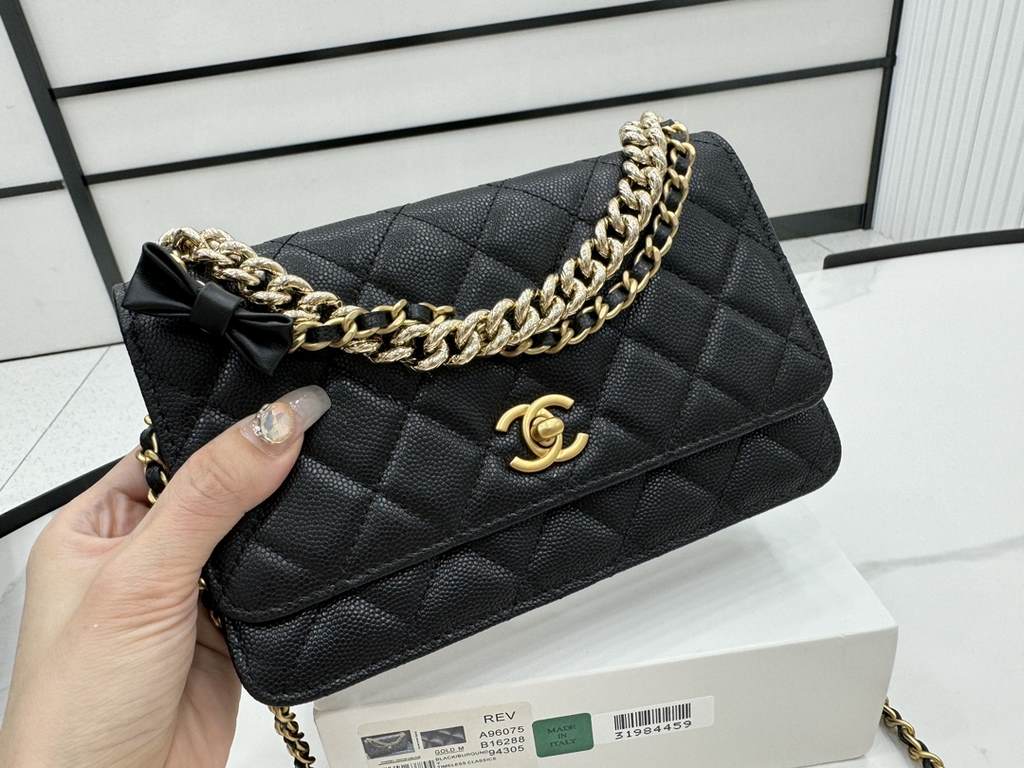 A96073 Chanel 24s woc bow lychee leather, the top is all good! Little beauty or buy 24swoc bow lychee leather!  The chain length is just right, and then the leather is particularly wearable, and the physical object is al