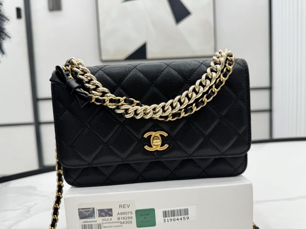 A96073 Chanel 24s woc bow lychee leather, the top is all good! Little beauty or buy 24swoc bow lychee leather!  The chain length is just right, and then the leather is particularly wearable, and the physical object is al