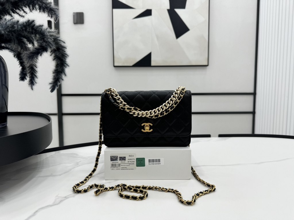 A96073 Chanel 24s woc bow lychee leather, the top is all good! Little beauty or buy 24swoc bow lychee leather!  The chain length is just right, and then the leather is particularly wearable, and the physical object is al