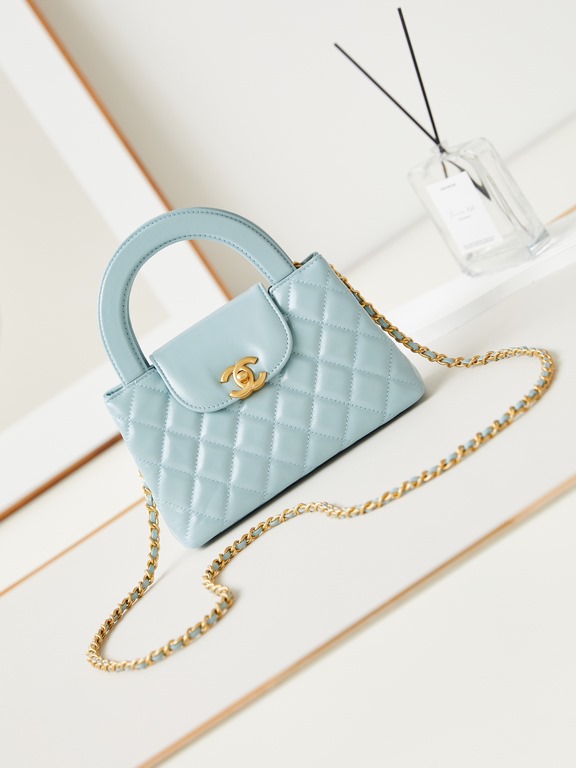 23K Kelly Handle BagFashion is a reincarnation of the popular antique kelly by Chanel redesigned revitalization, antique Kelly to the classic handle hand raised the name, in the basic plus leather through the chain shoul