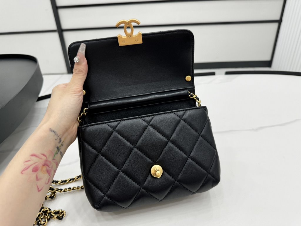 AS4986 CHANEL24A New today! Let's not eat cold rice fried today, to see the new capsule continue to get used to the return of those styles ~ so I caught this one chubby have leather wear chain elements   Jane   chanel le