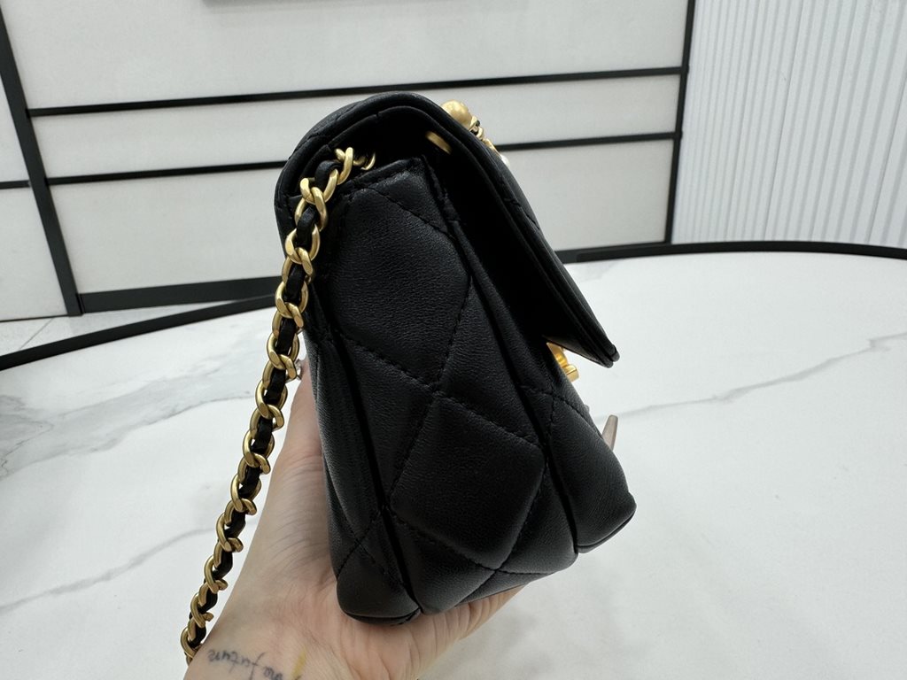 AS4986 CHANEL24A New today! Let's not eat cold rice fried today, to see the new capsule continue to get used to the return of those styles ~ so I caught this one chubby have leather wear chain elements   Jane   chanel le