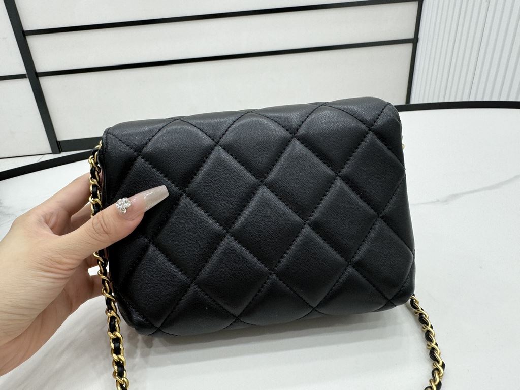 AS4986 CHANEL24A New today! Let's not eat cold rice fried today, to see the new capsule continue to get used to the return of those styles ~ so I caught this one chubby have leather wear chain elements   Jane   chanel le