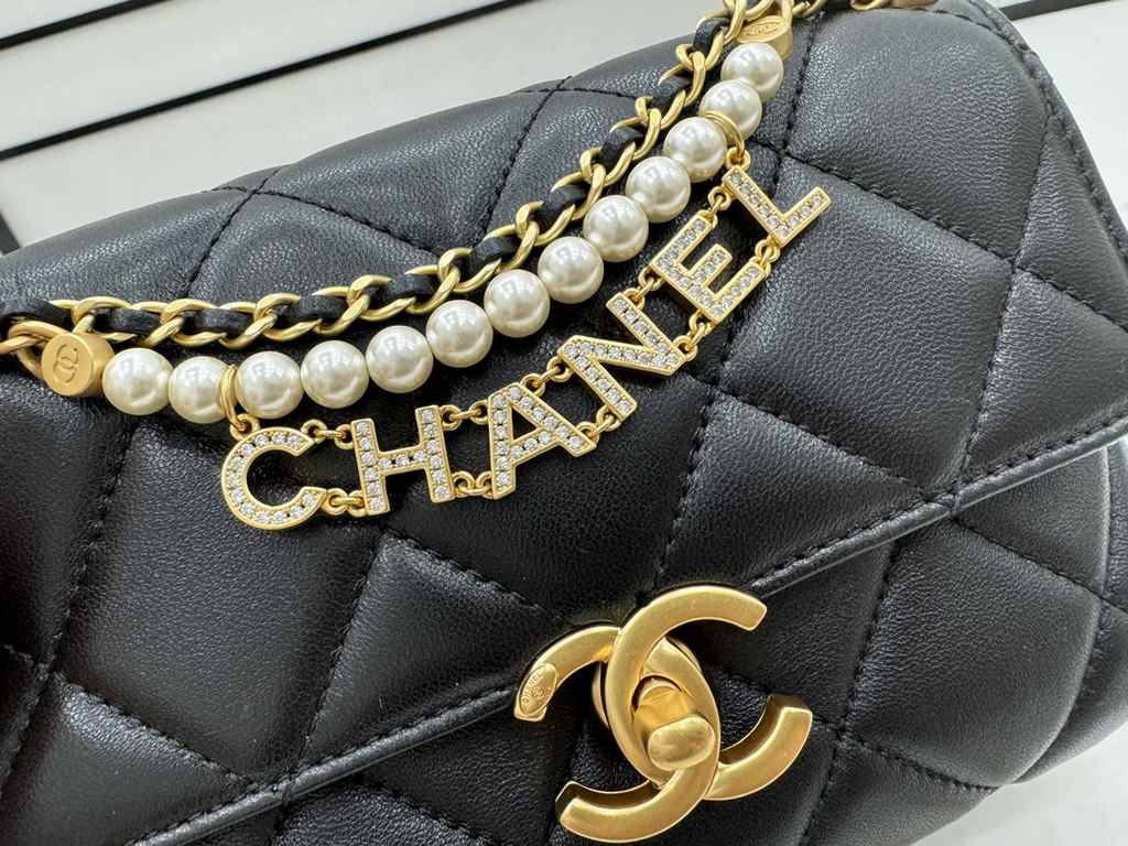 AS4986 CHANEL24A New today! Let's not eat cold rice fried today, to see the new capsule continue to get used to the return of those styles ~ so I caught this one chubby have leather wear chain elements   Jane   chanel le