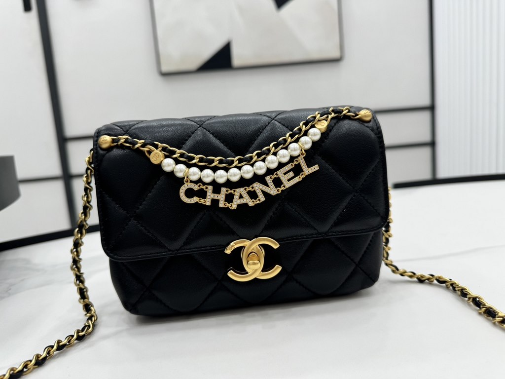 AS4986 CHANEL24A New today! Let's not eat cold rice fried today, to see the new capsule continue to get used to the return of those styles ~ so I caught this one chubby have leather wear chain elements   Jane   chanel le