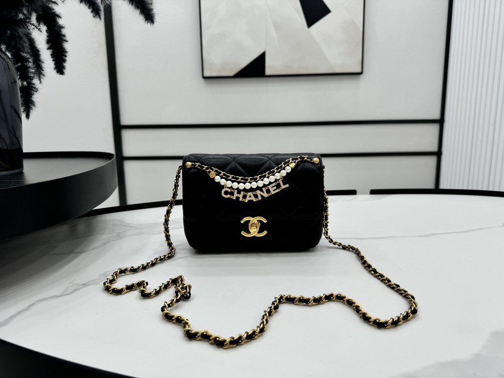 AS4986 CHANEL24A New today! Let's not eat cold rice fried today, to see the new capsule continue to get used to the return of those styles ~ so I caught this one chubby have leather wear chain elements   Jane   chanel le