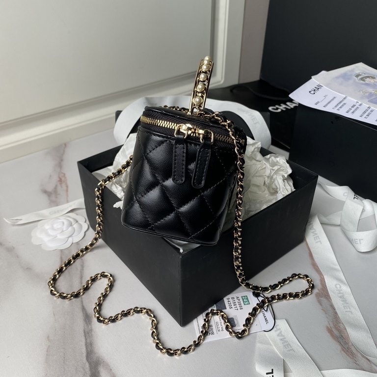 ￥Chane1  24S Pearl Handle Box Bag AHandle inlaid with pearls and soft lambskin.The details are full of noble and exquisite sense of hard to take the classic black lattice with chain comes with elegant and high-class temp