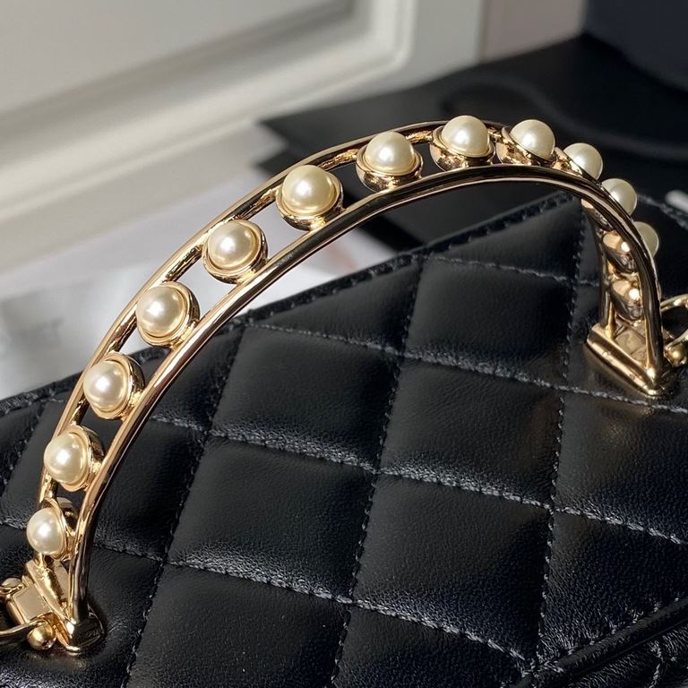 ￥Chane1  24S Pearl Handle Box Bag AHandle inlaid with pearls and soft lambskin.The details are full of noble and exquisite sense of hard to take the classic black lattice with chain comes with elegant and high-class temp