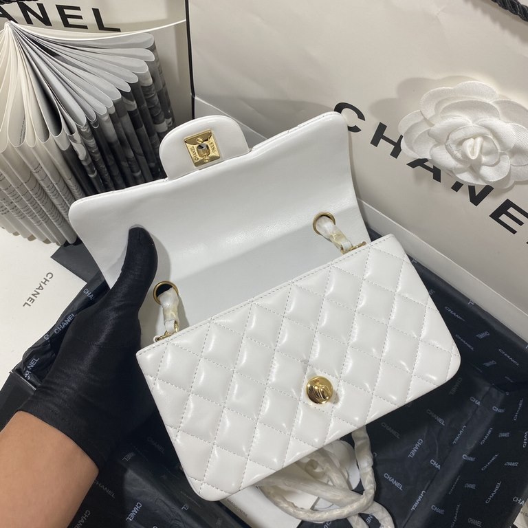 Big V format.Cf 1116 sheepskin, small square fat Original single quality, the original French imported lamb   leather, feel very soft, diamond lattice fullness all reach and genuine, multiple colors in stock! Size 20cm