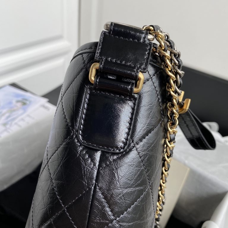 93824  Chanel Gabrielle Xiaoxiang innovation always does not let people disappointed in the original aesthetics into the power and elegance of the design aesthetics and then gave birth to this Chanel wandering bag (Gabri