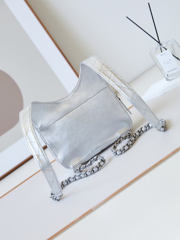 24c shoulder bagThe super glamorous eye-catching bag from the show, the one you've been waiting for, the one you've been waiting to wear.Metallic silver sheepskin texture with a bold color scheme, but also versatile high