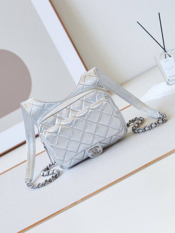 24c shoulder bagThe super glamorous eye-catching bag from the show, the one you've been waiting for, the one you've been waiting to wear.Metallic silver sheepskin texture with a bold color scheme, but also versatile high