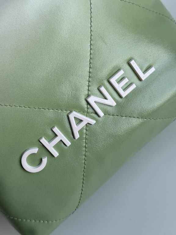 CHANEL3980 gradient 24S new mini 22bag too good to look at it This color is small and exquisite, exudes unparalleled high-level luxury, people can not resist, as if it were a finely crafted work of art, porcelain CHANEL 