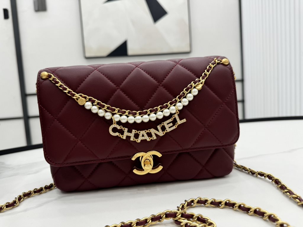 AS5011 CHANEL24A New today! Let's not eat cold rice fried today, to see the new capsule continue to get used to the return of those styles ~ so I caught this one chubby have leather wear chain elements   Jane   chanel le