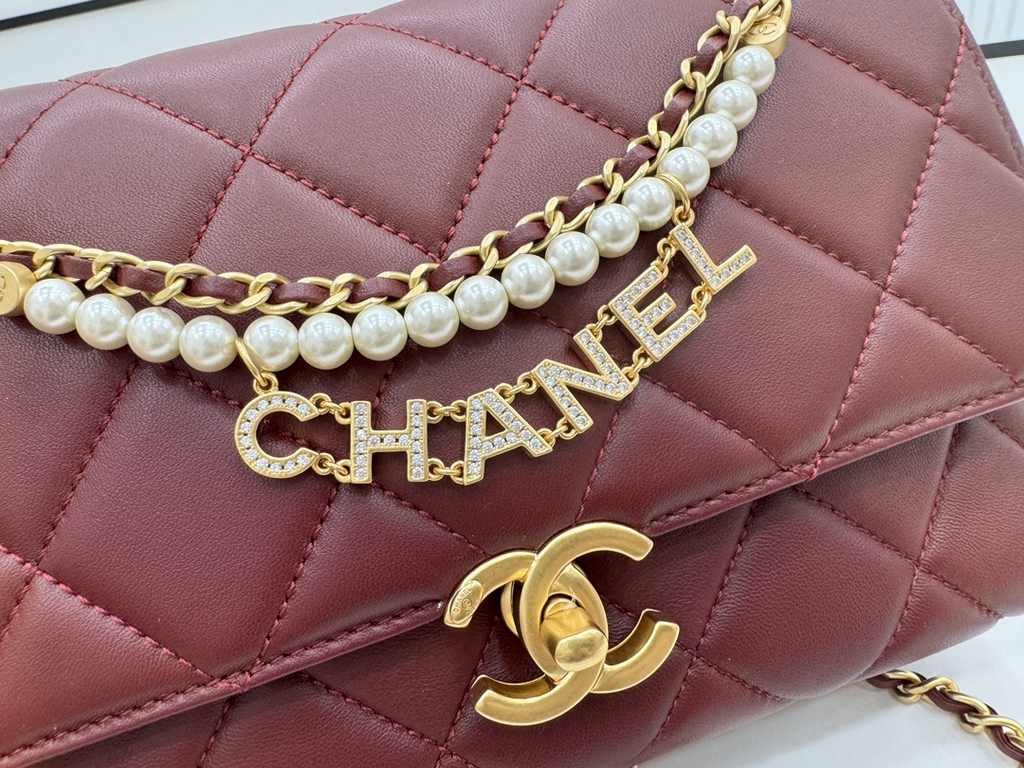 AS5011 CHANEL24A New today! Let's not eat cold rice fried today, to see the new capsule continue to get used to the return of those styles ~ so I caught this one chubby have leather wear chain elements   Jane   chanel le