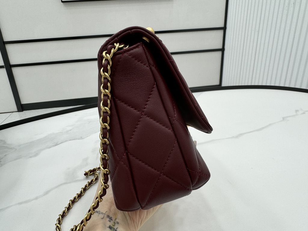 AS5011 CHANEL24A New today! Let's not eat cold rice fried today, to see the new capsule continue to get used to the return of those styles ~ so I caught this one chubby have leather wear chain elements   Jane   chanel le