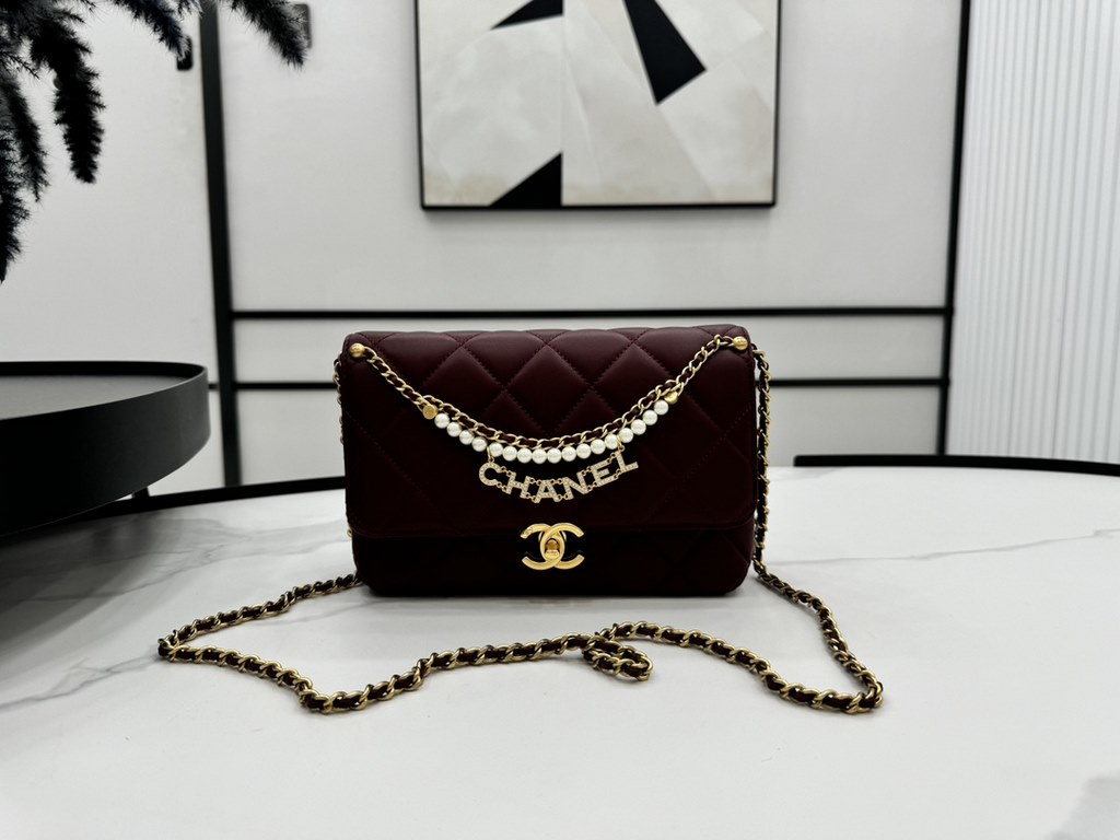 AS5011 CHANEL24A New today! Let's not eat cold rice fried today, to see the new capsule continue to get used to the return of those styles ~ so I caught this one chubby have leather wear chain elements   Jane   chanel le