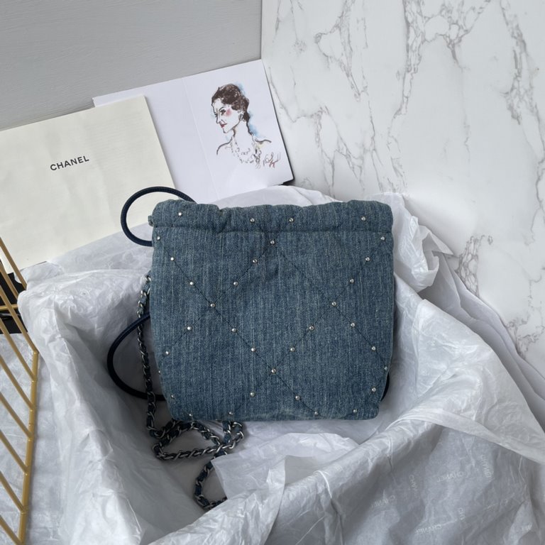 . 24s jennie same denimThis season on the studded denim 22bag!When I found out that jennie carried this on her back at the show, I was even more impressed with the color of the item!This denim is on the gray and light bl