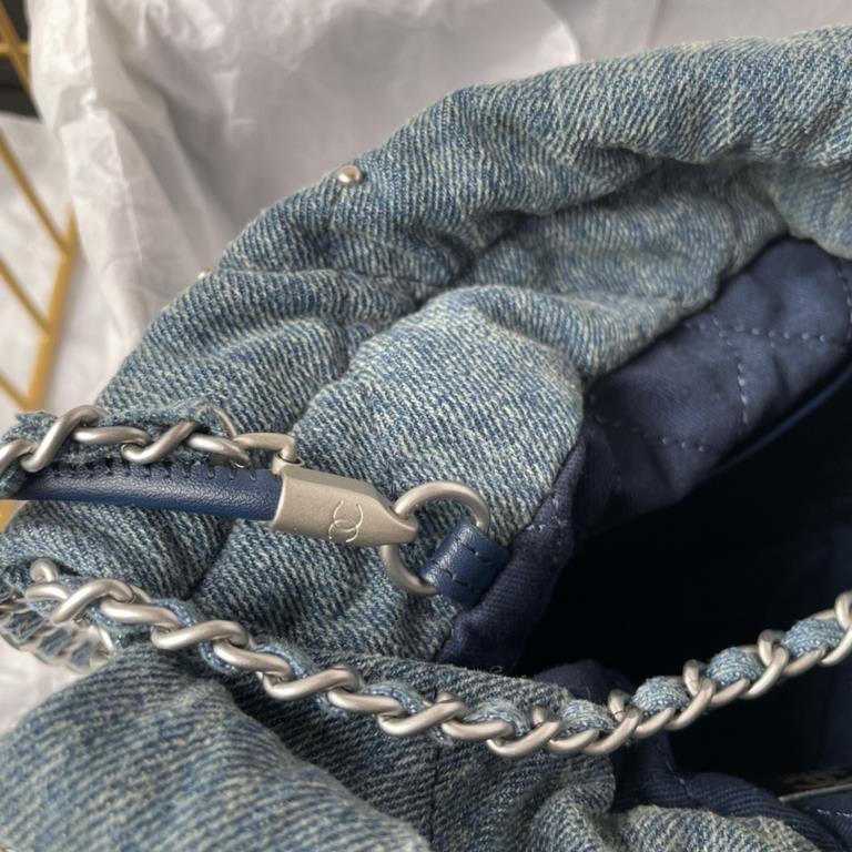 . 24s jennie same denimThis season on the studded denim 22bag!When I found out that jennie carried this on her back at the show, I was even more impressed with the color of the item!This denim is on the gray and light bl