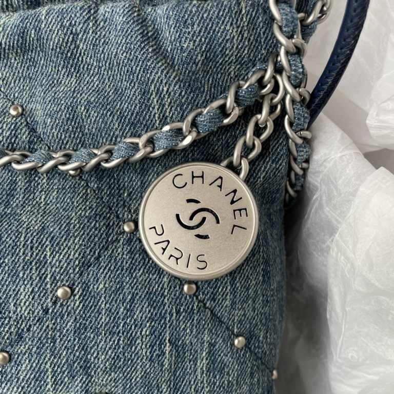 . 24s jennie same denimThis season on the studded denim 22bag!When I found out that jennie carried this on her back at the show, I was even more impressed with the color of the item!This denim is on the gray and light bl