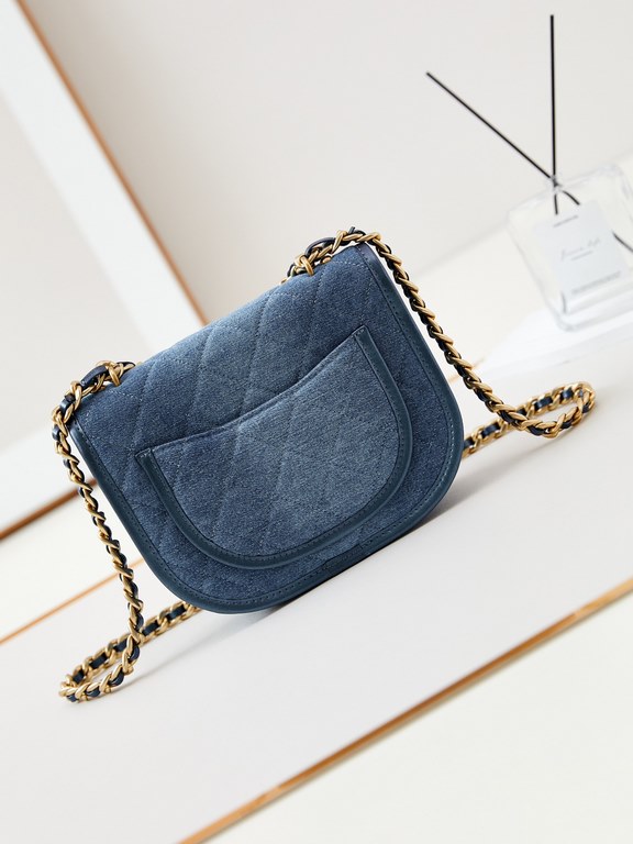 24s saddle bag denim flap head dual-purpose bag! It's super practical and perfect for girls who like to   pack a lot of stuff!Model No. AS4850Size 15.5-21-6.5Complete package