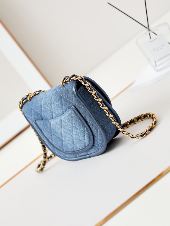 24s saddle bag denim flap head dual-purpose bag! It's super practical and perfect for girls who like to   pack a lot of stuff!Model No. AS4850Size 15.5-21-6.5Complete package