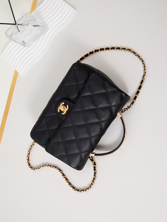 The 24p handle is really beautiful, vintage pleated cowhide, black and gold color scheme, and the commemorative handle is so cool! The chain chang length is just right for a 160, crossbody! The chain can also be worn cro