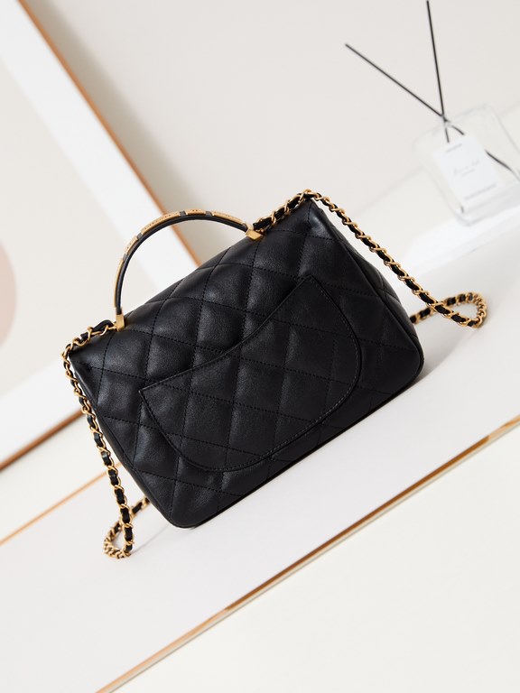 The 24p handle is really beautiful, vintage pleated cowhide, black and gold color scheme, and the commemorative handle is so cool! The chain chang length is just right for a 160, crossbody! The chain can also be worn cro