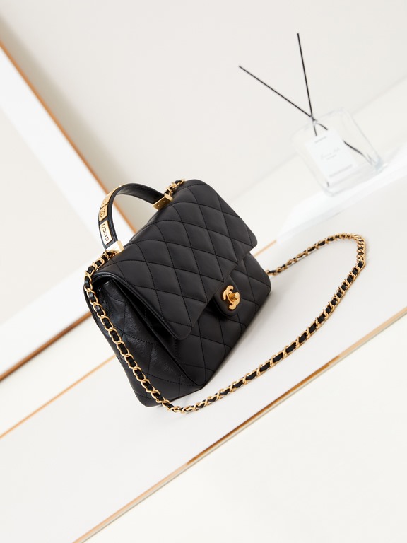 The 24p handle is really beautiful, vintage pleated cowhide, black and gold color scheme, and the commemorative handle is so cool! The chain chang length is just right for a 160, crossbody! The chain can also be worn cro