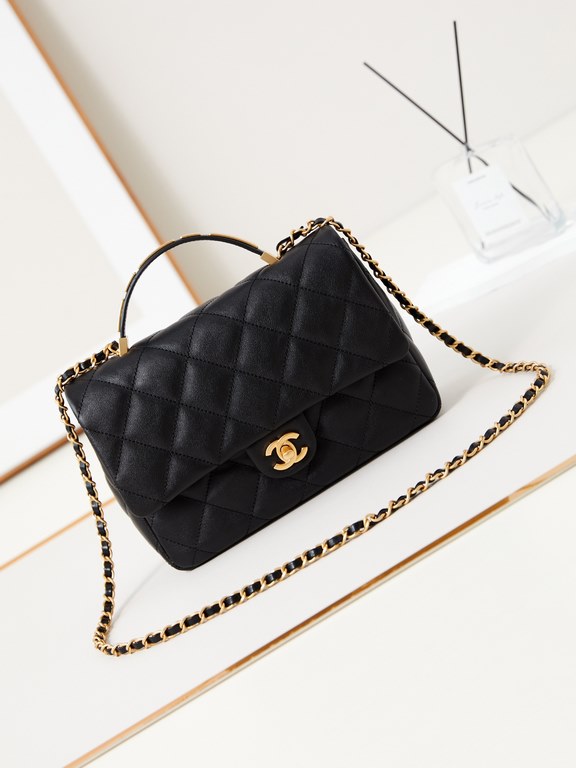 The 24p handle is really beautiful, vintage pleated cowhide, black and gold color scheme, and the commemorative handle is so cool! The chain chang length is just right for a 160, crossbody! The chain can also be worn cro