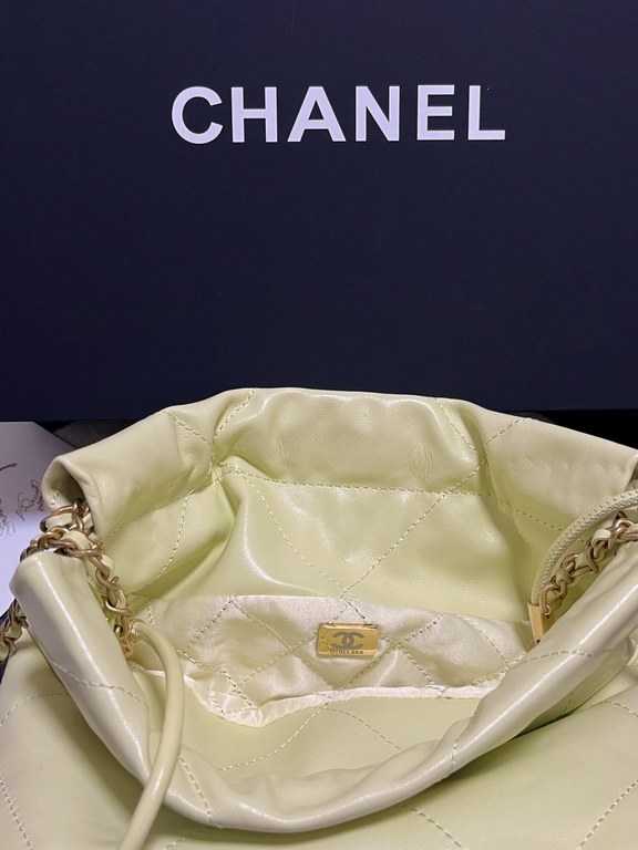 Chanel's mini22 hits the red button!Chanel Goose's bag accessories will always be planted from the just-ended springsummer collectionEspecially this season's new Minisize22 bagClassic black model   mini Love love love.Mo