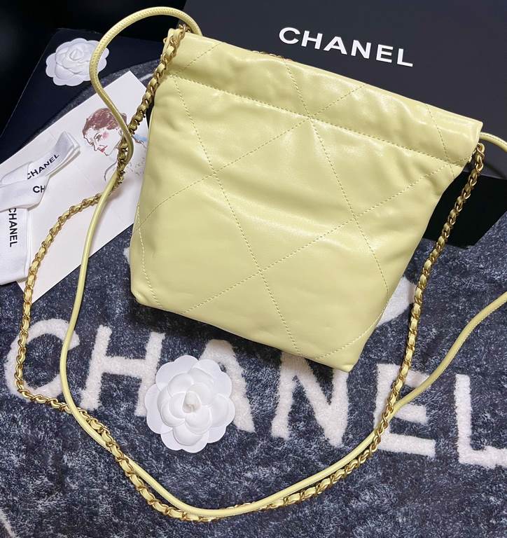 Chanel's mini22 hits the red button!Chanel Goose's bag accessories will always be planted from the just-ended springsummer collectionEspecially this season's new Minisize22 bagClassic black model   mini Love love love.Mo