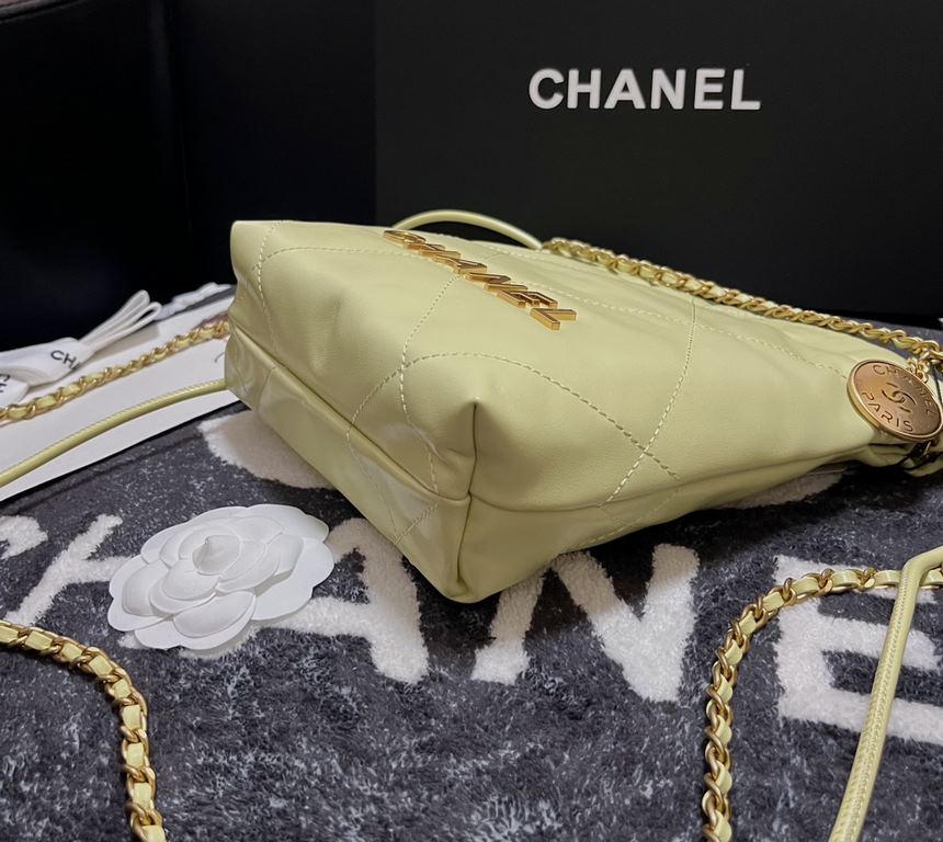 Chanel's mini22 hits the red button!Chanel Goose's bag accessories will always be planted from the just-ended springsummer collectionEspecially this season's new Minisize22 bagClassic black model   mini Love love love.Mo