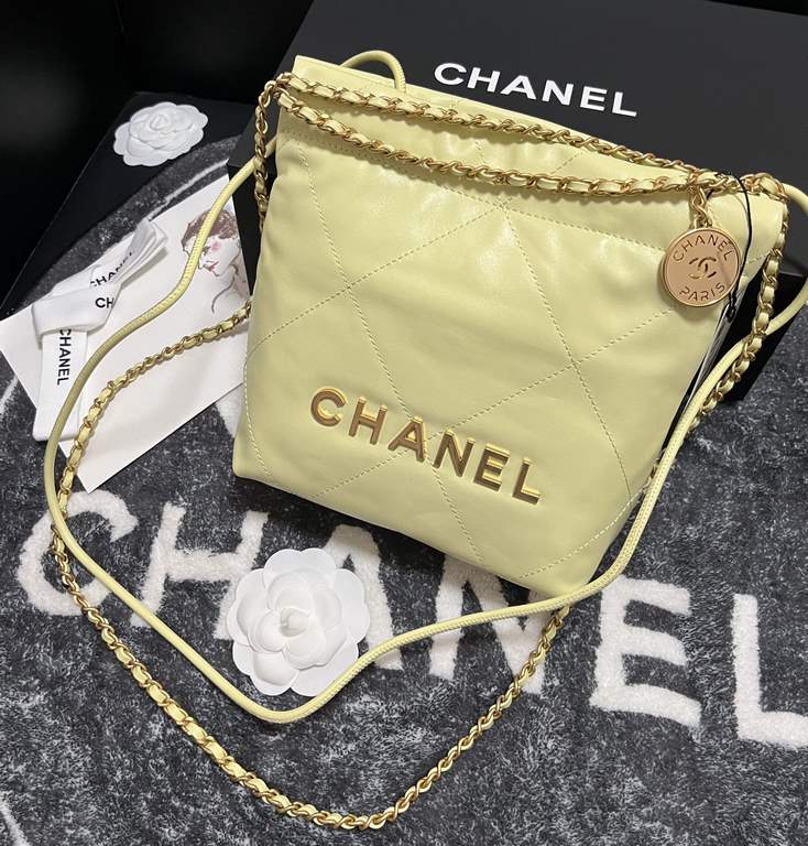 Chanel's mini22 hits the red button!Chanel Goose's bag accessories will always be planted from the just-ended springsummer collectionEspecially this season's new Minisize22 bagClassic black model   mini Love love love.Mo