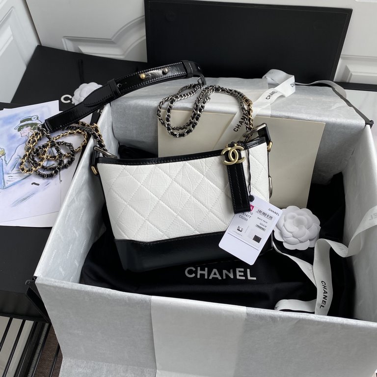 91810   Chanel Gabrielle Xiaoxiang innovation always does not disappoint the original beauty into the power and elegance of the design aesthetics and then gave birth to this Chanel wandering bag (Gabrielle )   It debuted