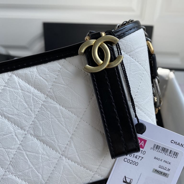 91810   Chanel Gabrielle Xiaoxiang innovation always does not disappoint the original beauty into the power and elegance of the design aesthetics and then gave birth to this Chanel wandering bag (Gabrielle )   It debuted