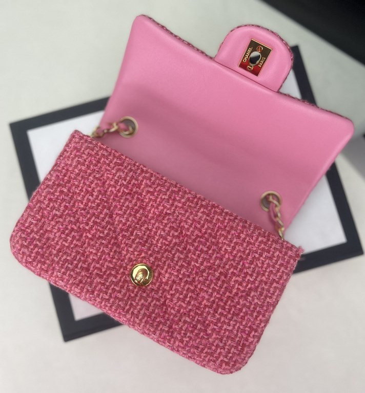 This is a bag that can be surrounded by all the friends are said to be beautiful, gorgeous but not vulgar Look carefully at each yarn is knitted with the heart and soul really hope to get your sincere favorite Size Model