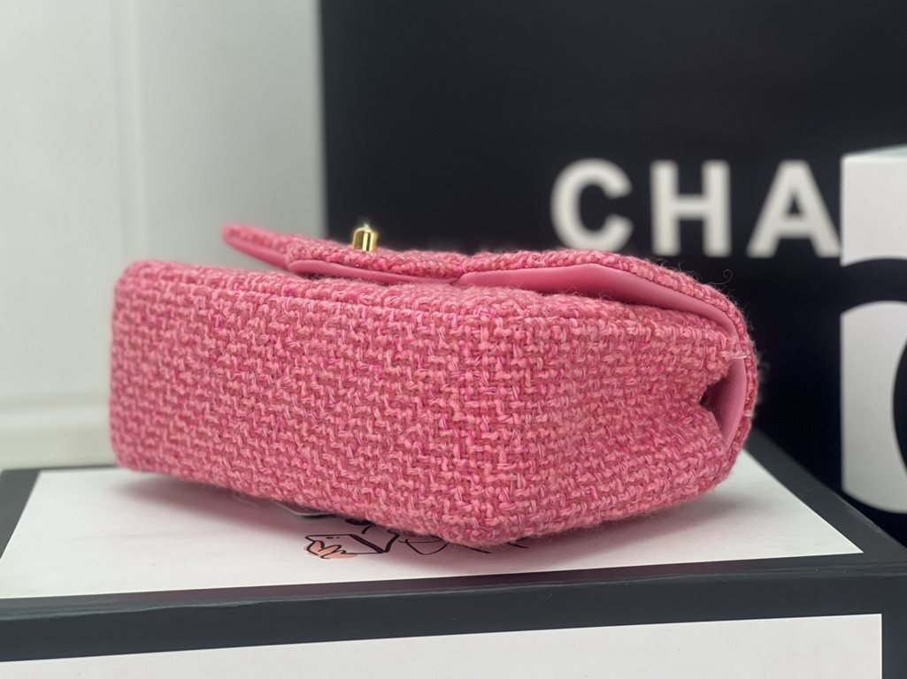 This is a bag that can be surrounded by all the friends are said to be beautiful, gorgeous but not vulgar Look carefully at each yarn is knitted with the heart and soul really hope to get your sincere favorite Size Model