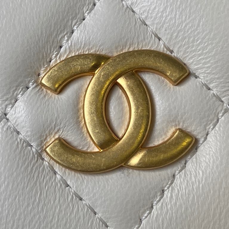 ￥Chanel 23B Metal Clutch Flap Phone BagGlossy sheepskin a colorful texture - hardware very Vintage taste!Can put down 14proMax or powder lipstick card bag key Can be handheld or crossbody or shoulder very good concave sh