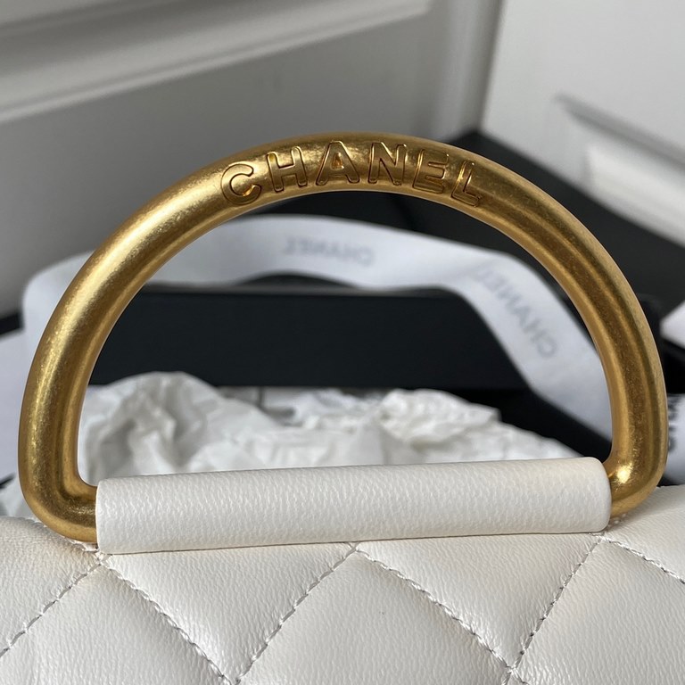 ￥Chanel 23B Metal Clutch Flap Phone BagGlossy sheepskin a colorful texture - hardware very Vintage taste!Can put down 14proMax or powder lipstick card bag key Can be handheld or crossbody or shoulder very good concave sh