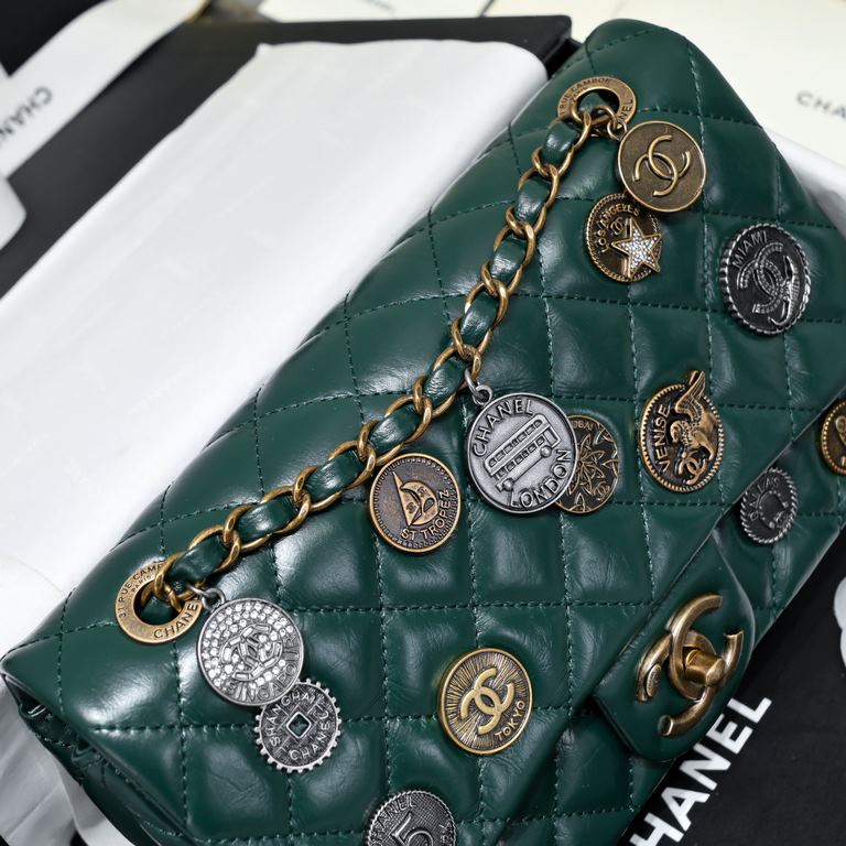 ￥ spot ~chanel limited edition badge commemorative edition classic flap,herAbsolutely the favorite of chanel fans around the world, classic flap's commemorative limited edition badges are extremely collectible.collectibl