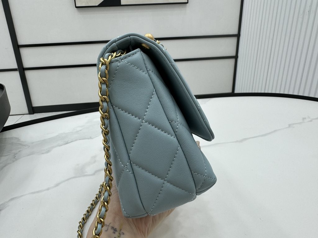 AS5011 CHANEL24A New today! Let's not eat cold rice fried today, to see the new capsule continue to get used to the return of those styles ~ so I caught this one chubby have leather wear chain elements   Jane   chanel le