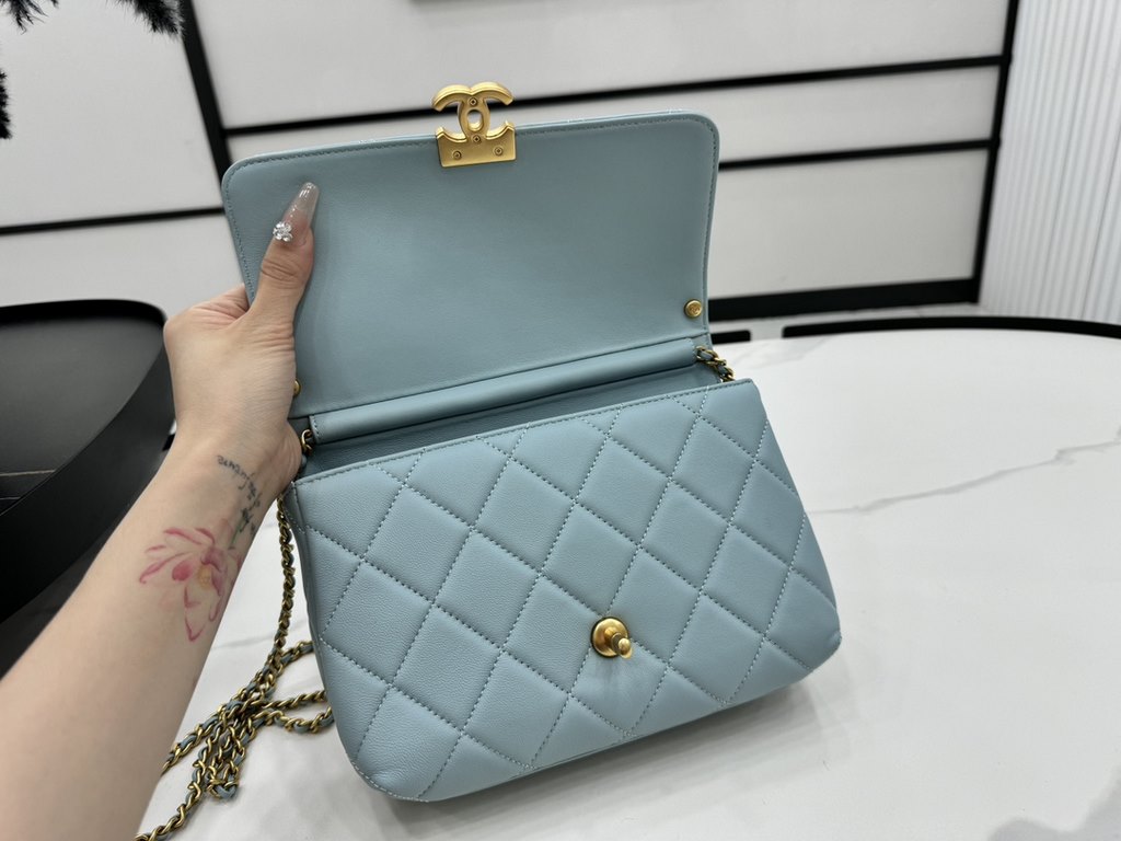 AS5011 CHANEL24A New today! Let's not eat cold rice fried today, to see the new capsule continue to get used to the return of those styles ~ so I caught this one chubby have leather wear chain elements   Jane   chanel le