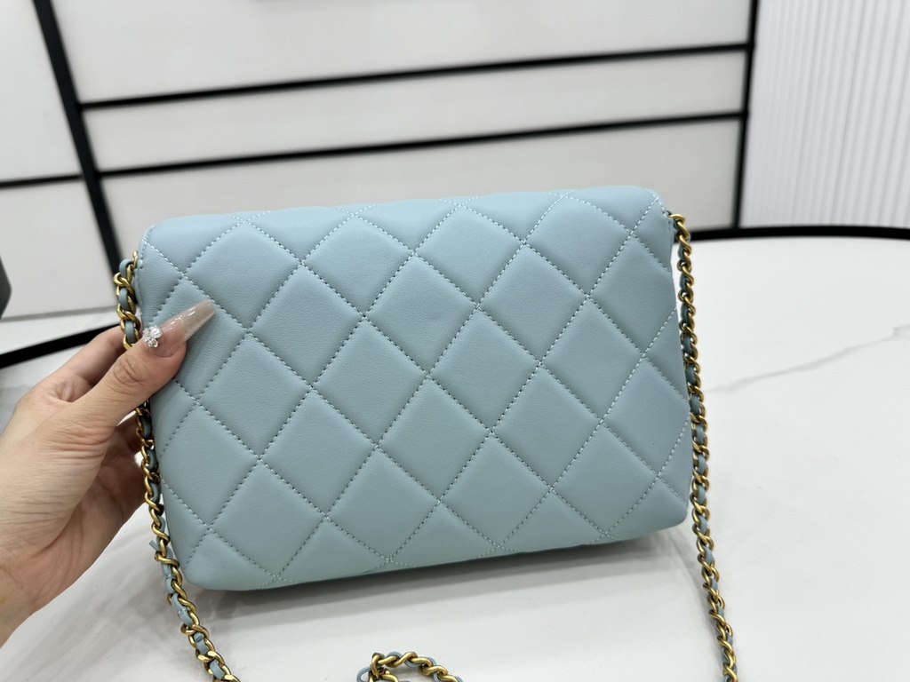 AS5011 CHANEL24A New today! Let's not eat cold rice fried today, to see the new capsule continue to get used to the return of those styles ~ so I caught this one chubby have leather wear chain elements   Jane   chanel le