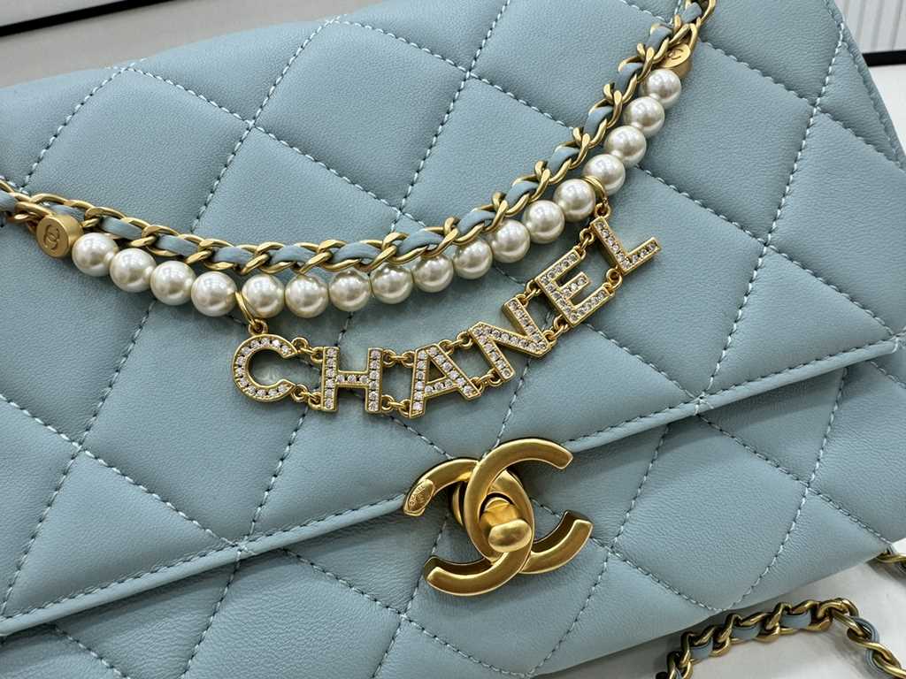 AS5011 CHANEL24A New today! Let's not eat cold rice fried today, to see the new capsule continue to get used to the return of those styles ~ so I caught this one chubby have leather wear chain elements   Jane   chanel le