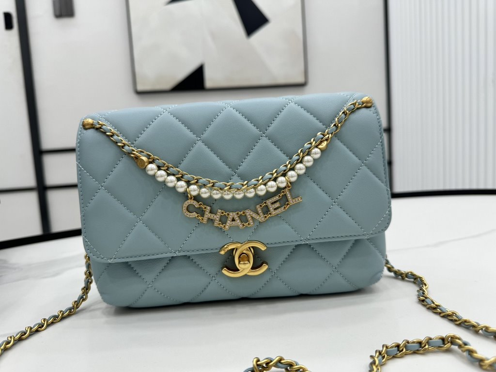 AS5011 CHANEL24A New today! Let's not eat cold rice fried today, to see the new capsule continue to get used to the return of those styles ~ so I caught this one chubby have leather wear chain elements   Jane   chanel le